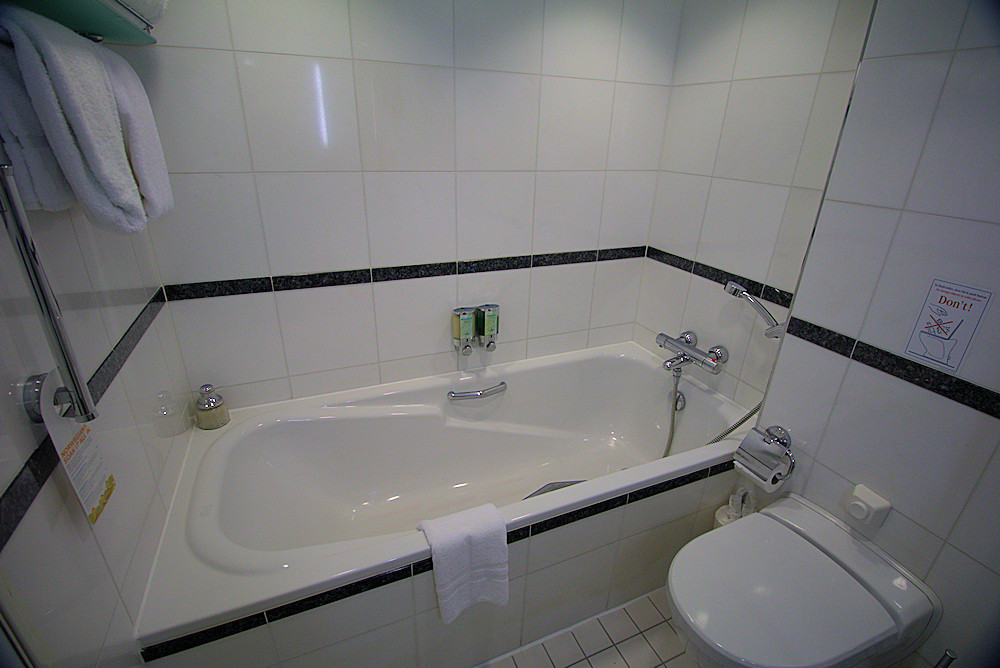 Norwegian Sky owners suite 9001 bath