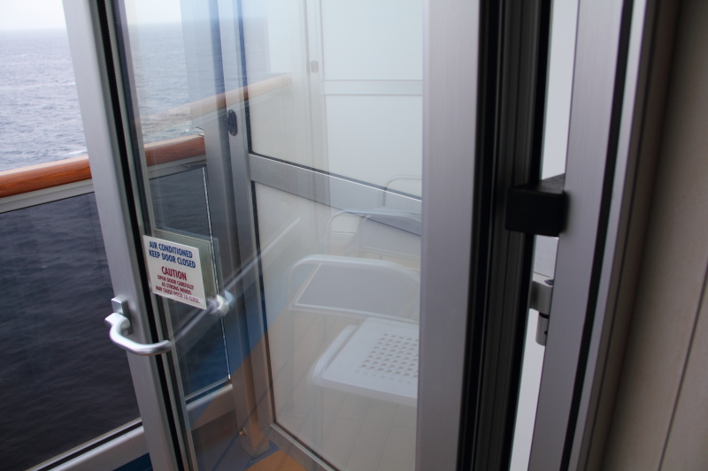 How to prop open the balcony door on a cruise ship