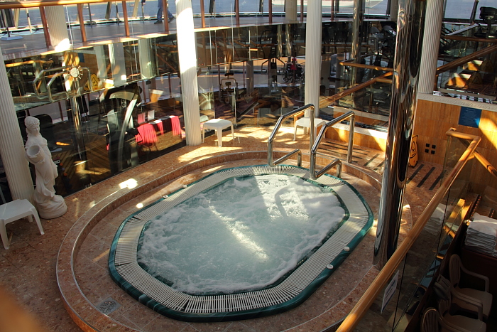 Jacuzzi in the spa facilities of the Carnival Spirit