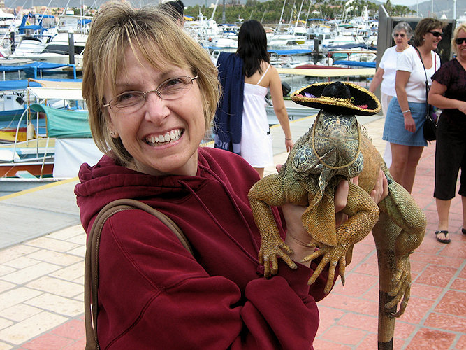 Kellyn holds an Iguana at the Cabo San Lucas marina