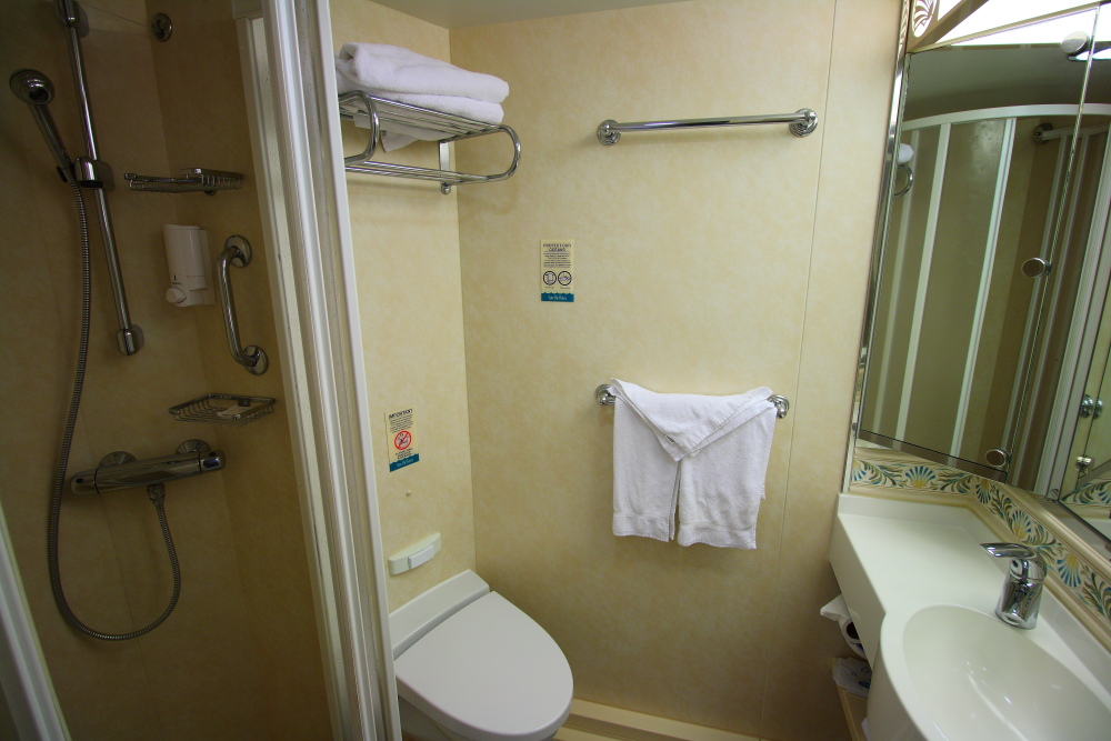 Cabin 7386 bathroom Independence Of The Seas