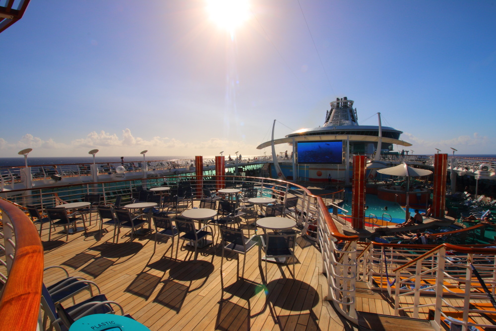 Independence Of The Seas pool deck