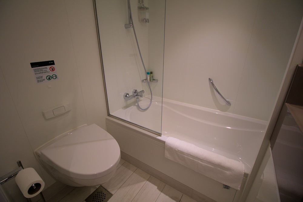 Aurea suite 14211 bathroom with tub