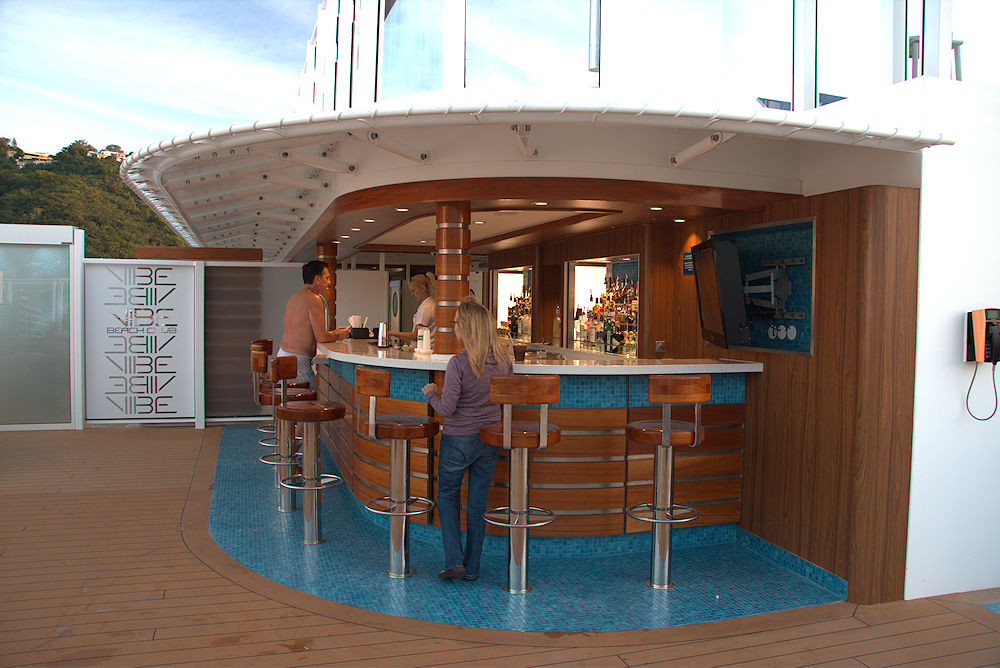Norwegian Escape sun deck bar