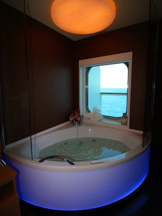 Jacuzzi bathtub in Haven Spa Suite 14136 - Norwegian Getaway