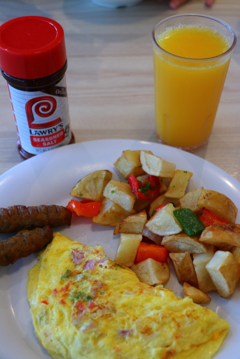 breakfast omelet from the Norwegian Getaway buffet