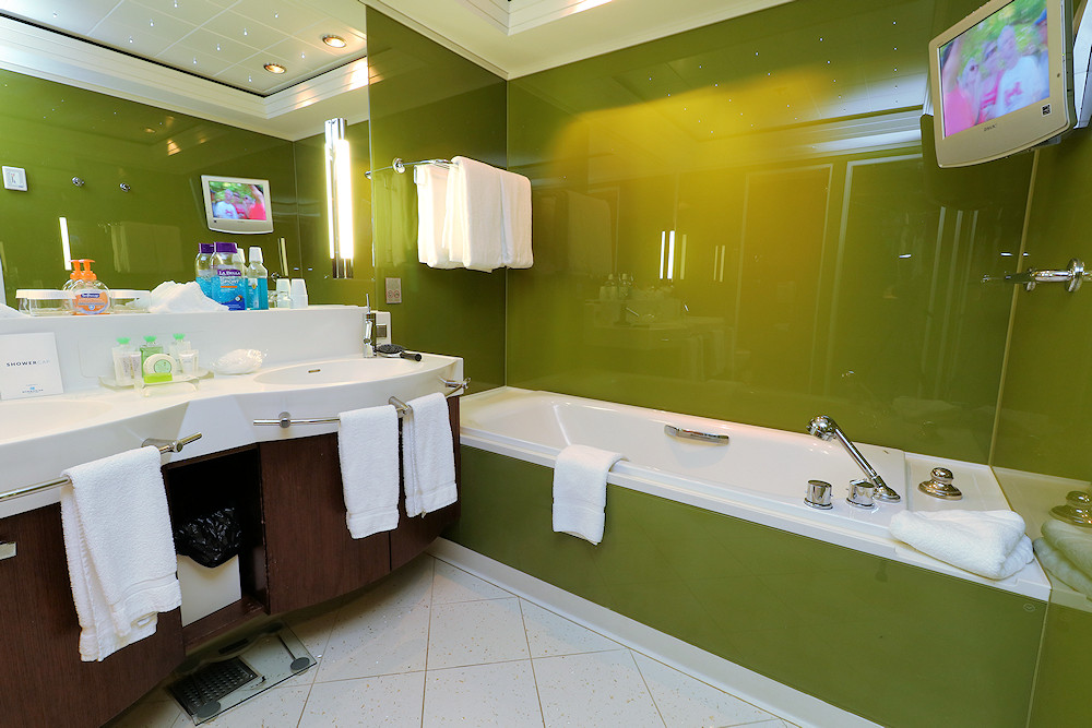 Norwegian Pearl Deluxe Owners Suite bathroom