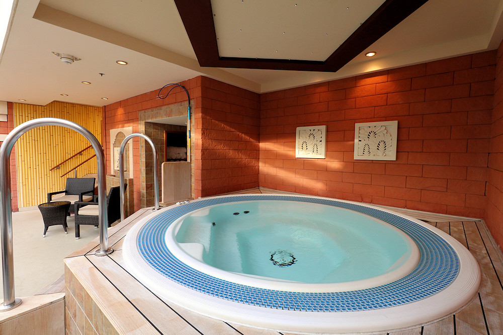 The Haven Jacuzzi on Norwegian Pearl