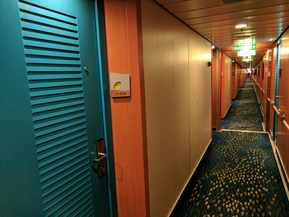 Norwegian Pearl hallway