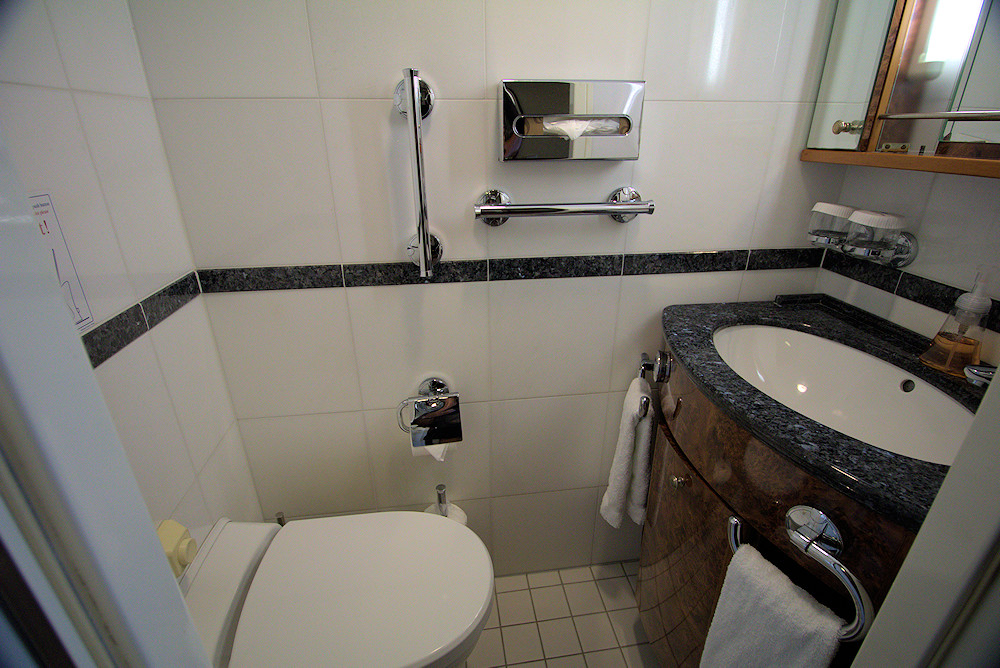 Norwegian Sky owners suite 9001 bathroom