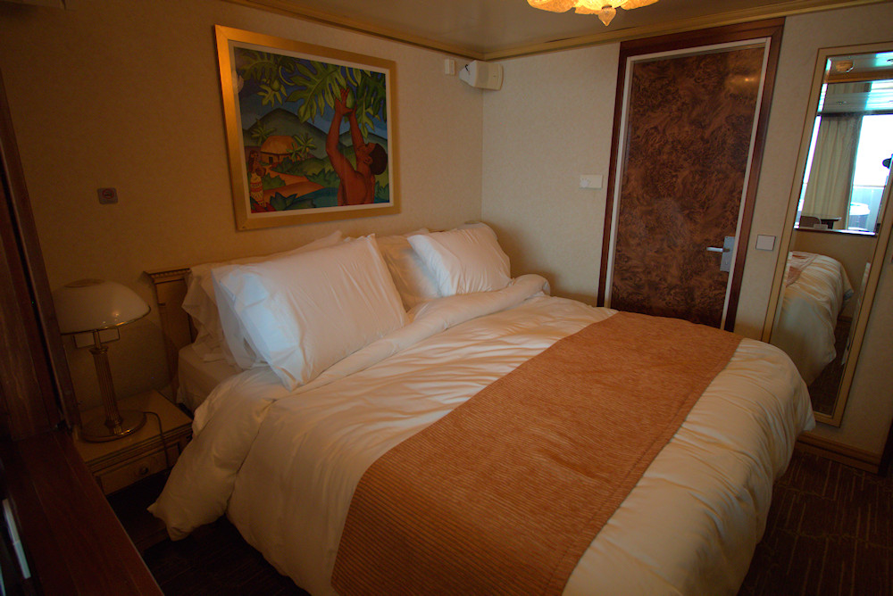Norwegian Sky suite 9001 bedroom