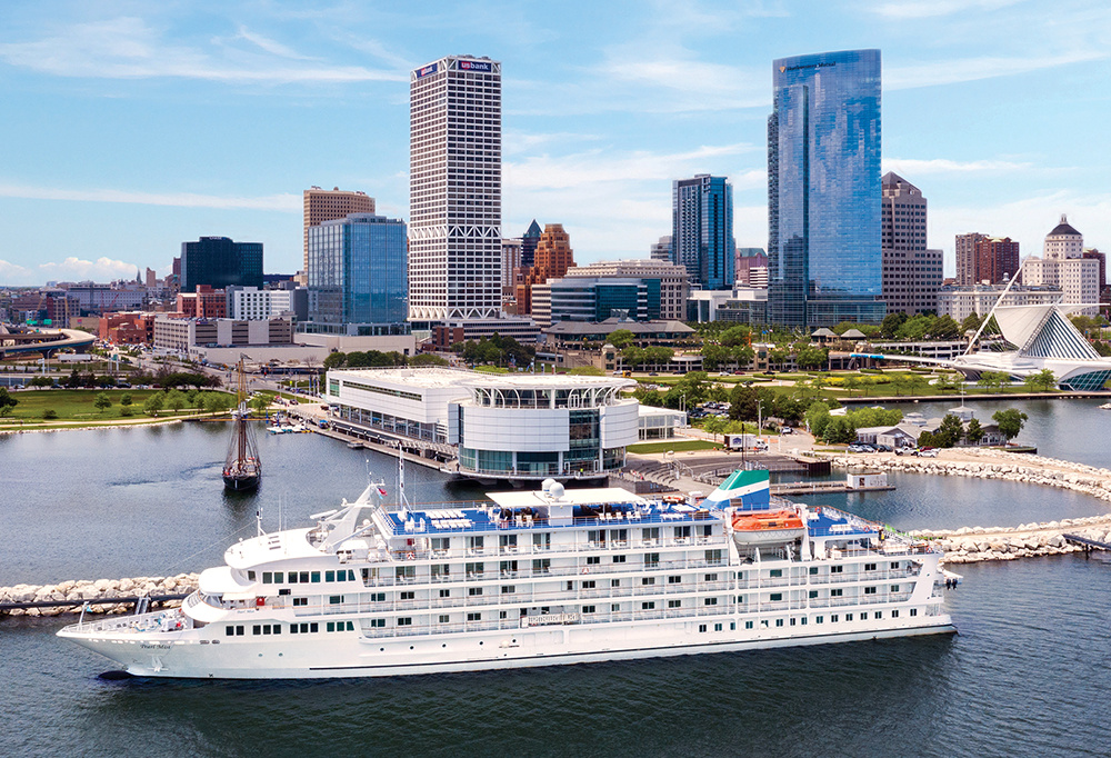 Pearl Mist cruise ship in Milwaukee