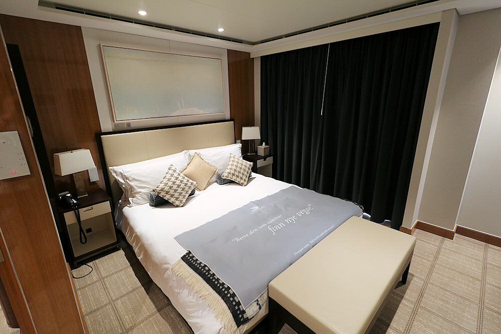 Viking Star owners suite bedroom